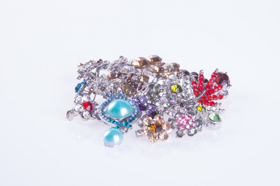 珠寶首飾。背景上的珠寶