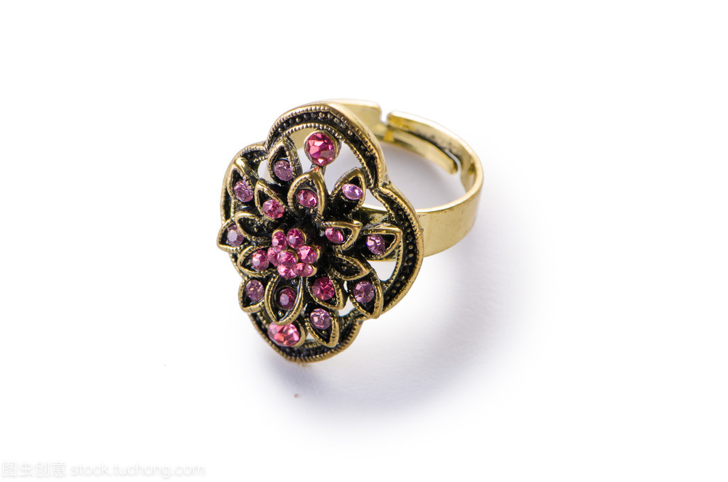 珠寶首飾戒指被隔絕在白色